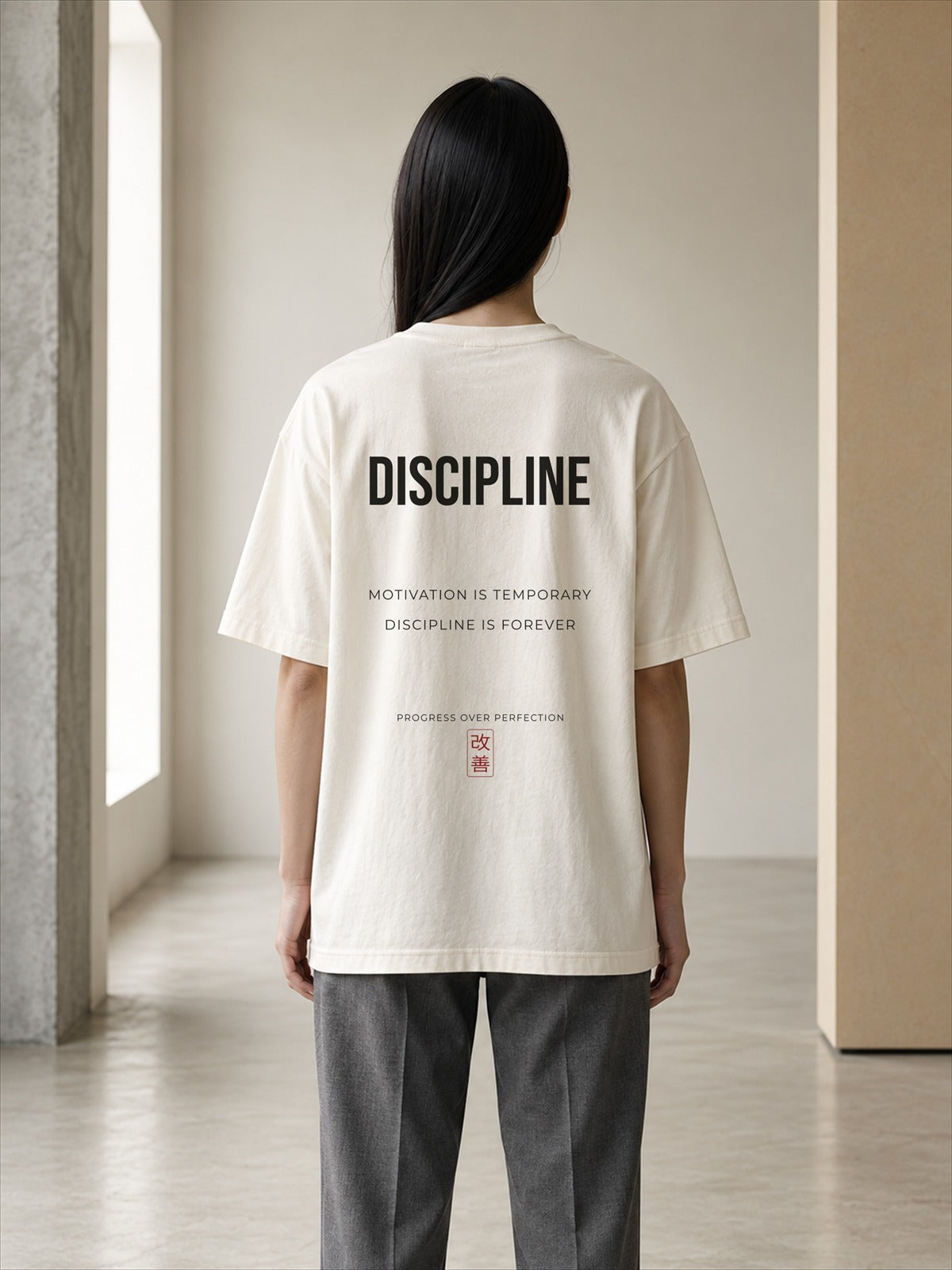 Camiseta KAIZEN 01 Discipline, espalda sobre modelo mujer (imagen ilustrativa)