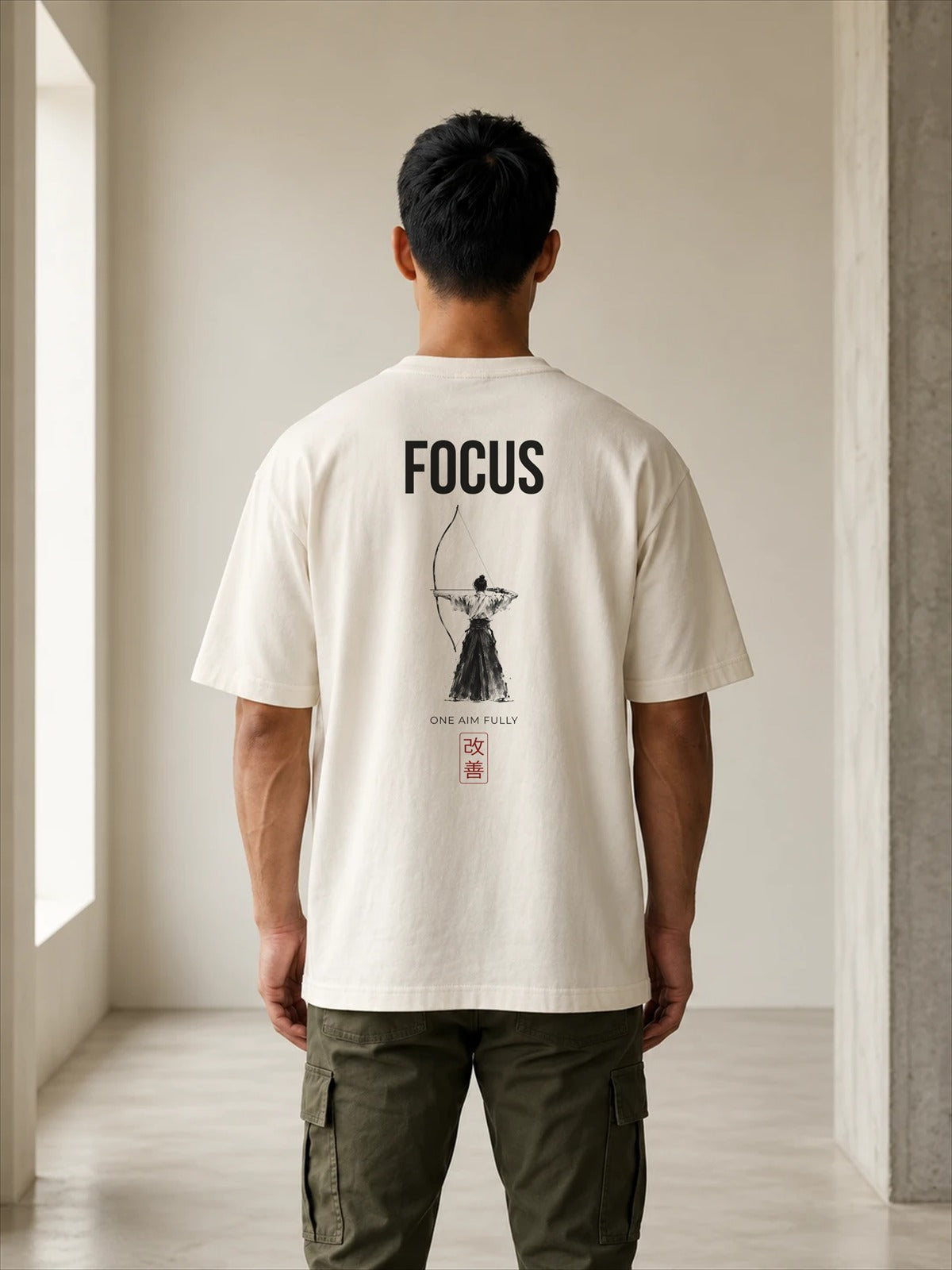Camiseta KAIZEN 03 Focus, espalda sobre modelo hombre (imagen ilustrativa)