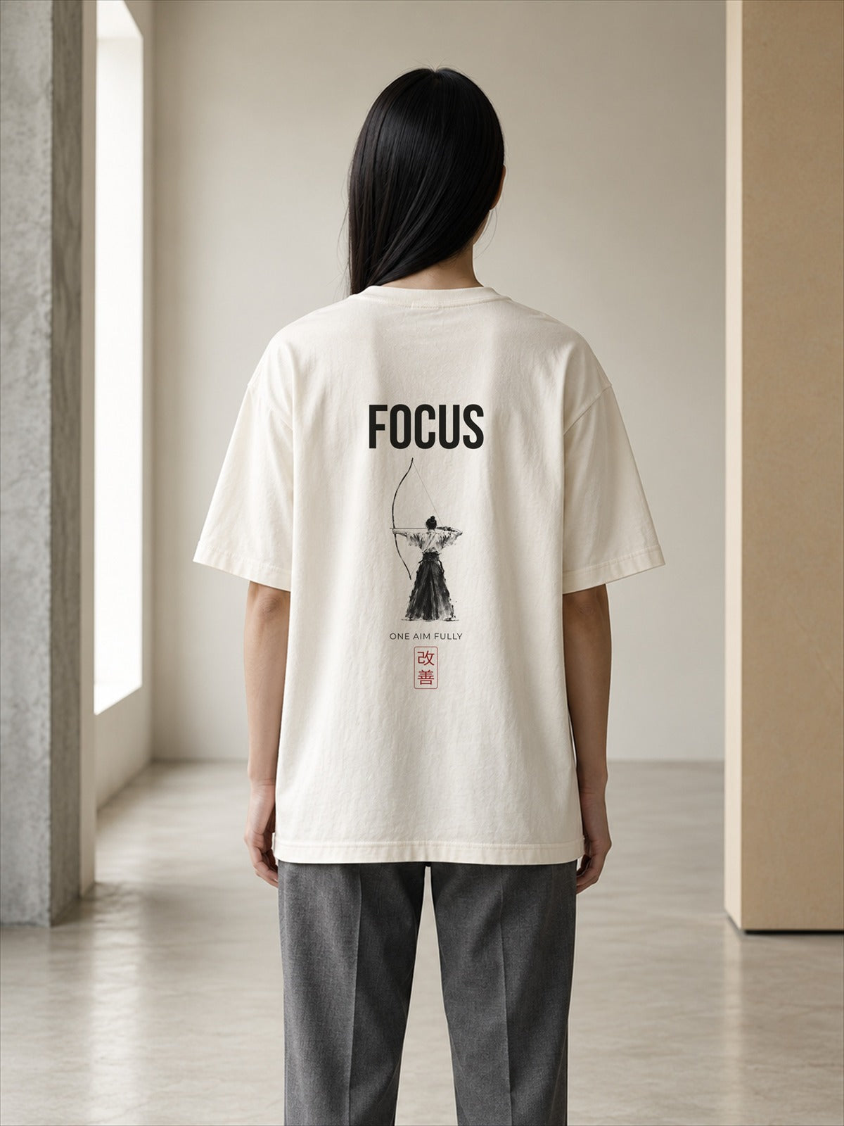 Camiseta KAIZEN 03 Focus, espalda sobre modelo mujer (imagen ilustrativa)
