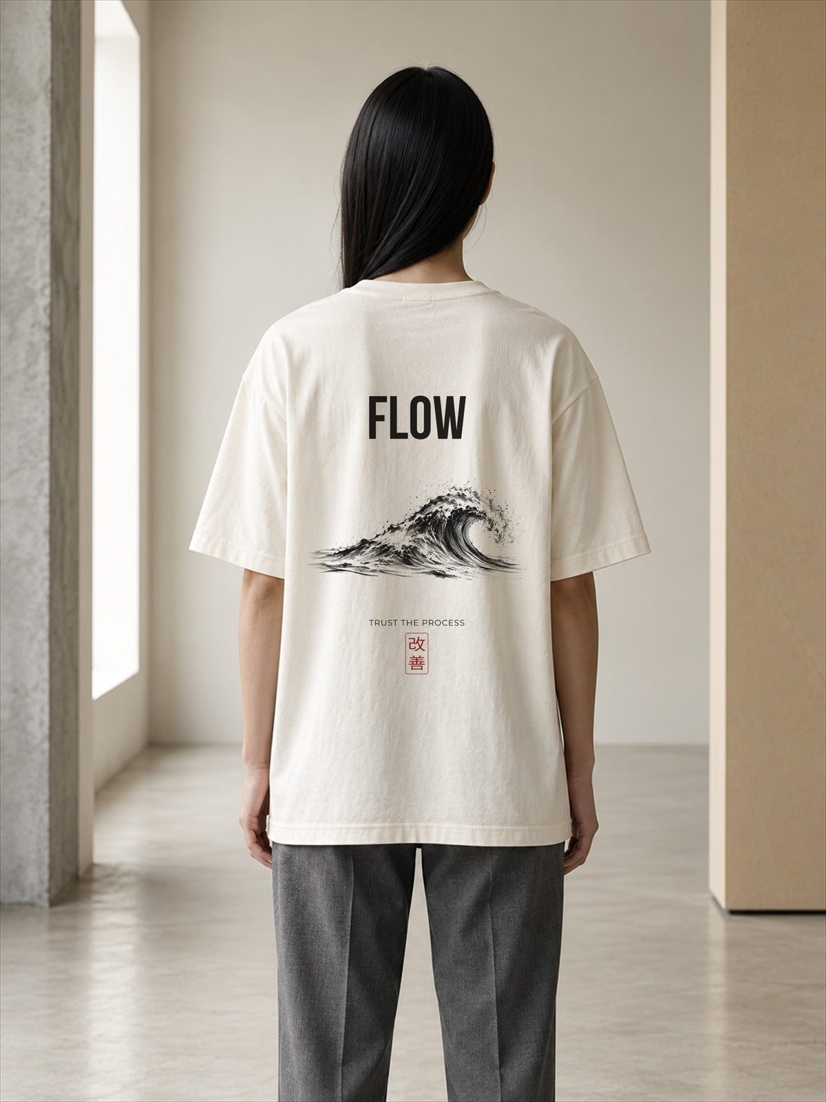 Camiseta KAIZEN 04 Flow, espalda sobre modelo mujer (imagen ilustrativa)