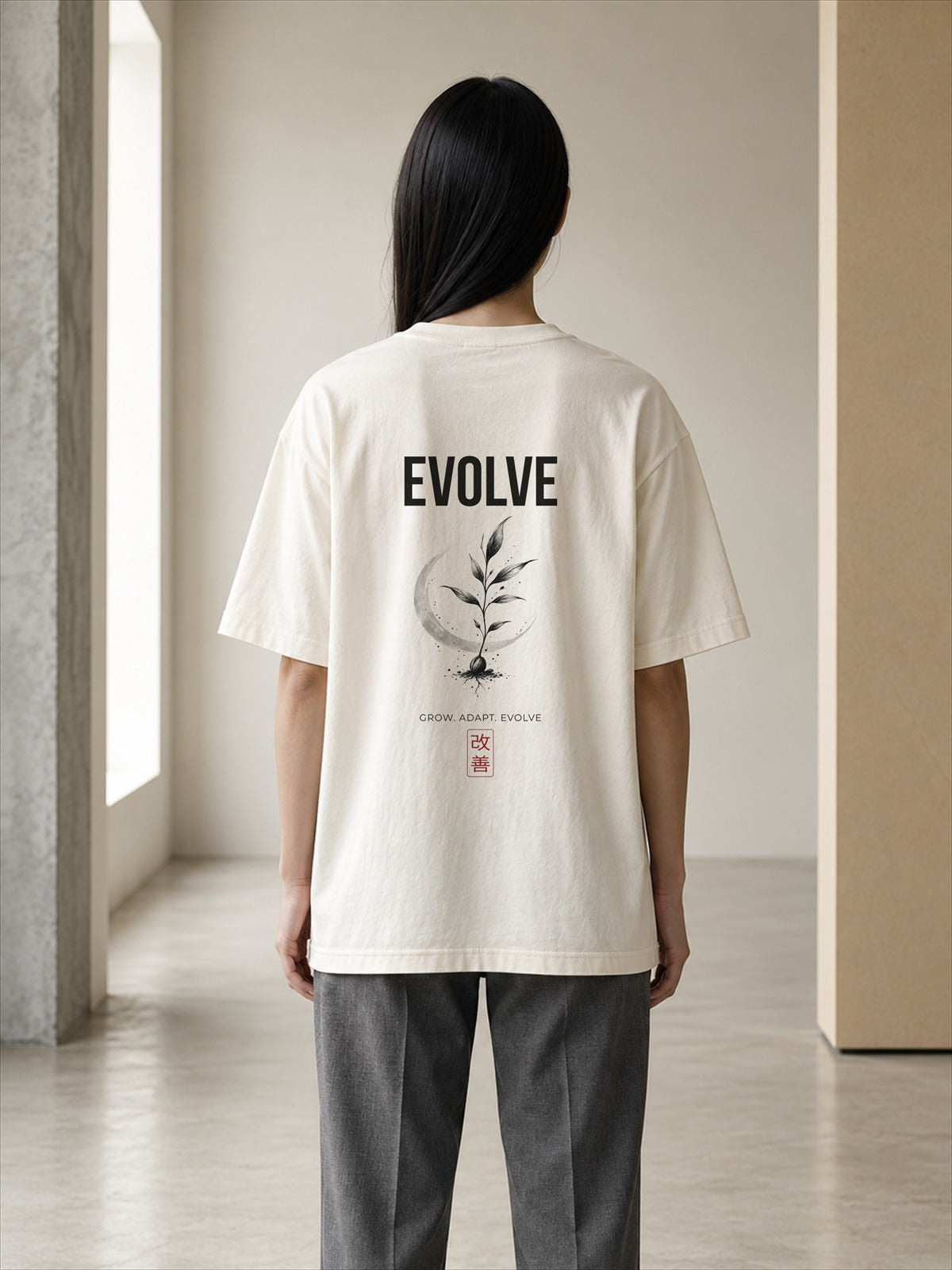 Camiseta KAIZEN 06 Evolve, espalda sobre modelo mujer (imagen ilustrativa)