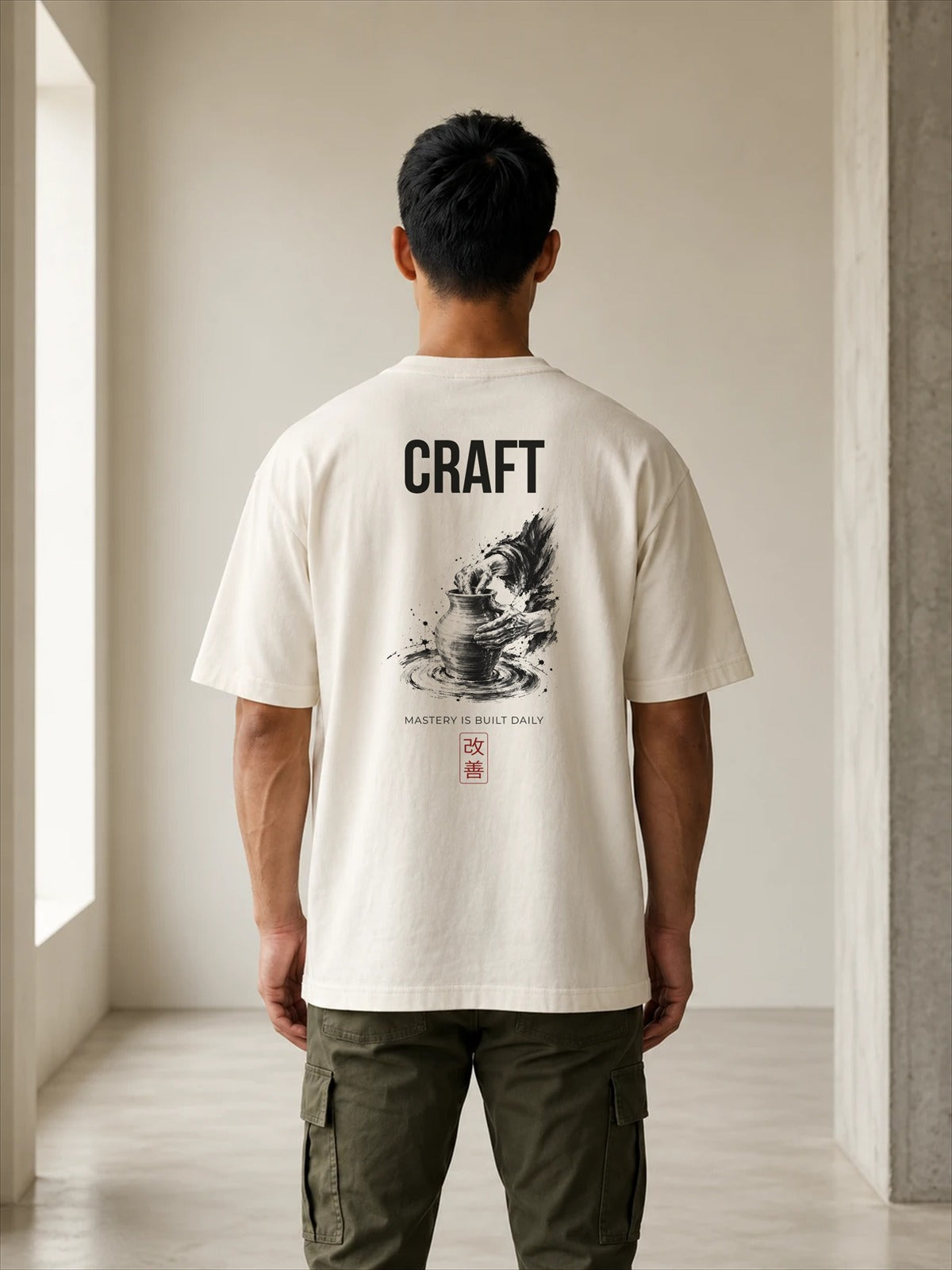 Camiseta KAIZEN 10 Craft, espalda sobre modelo hombre (imagen ilustrativa)