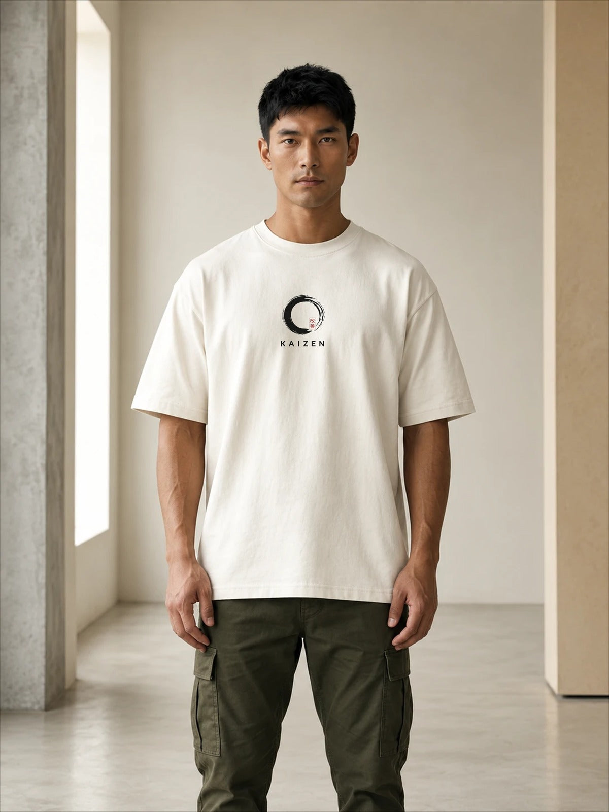 Camiseta KAIZEN, frente con logo sobre modelo hombre (imagen ilustrativa)
