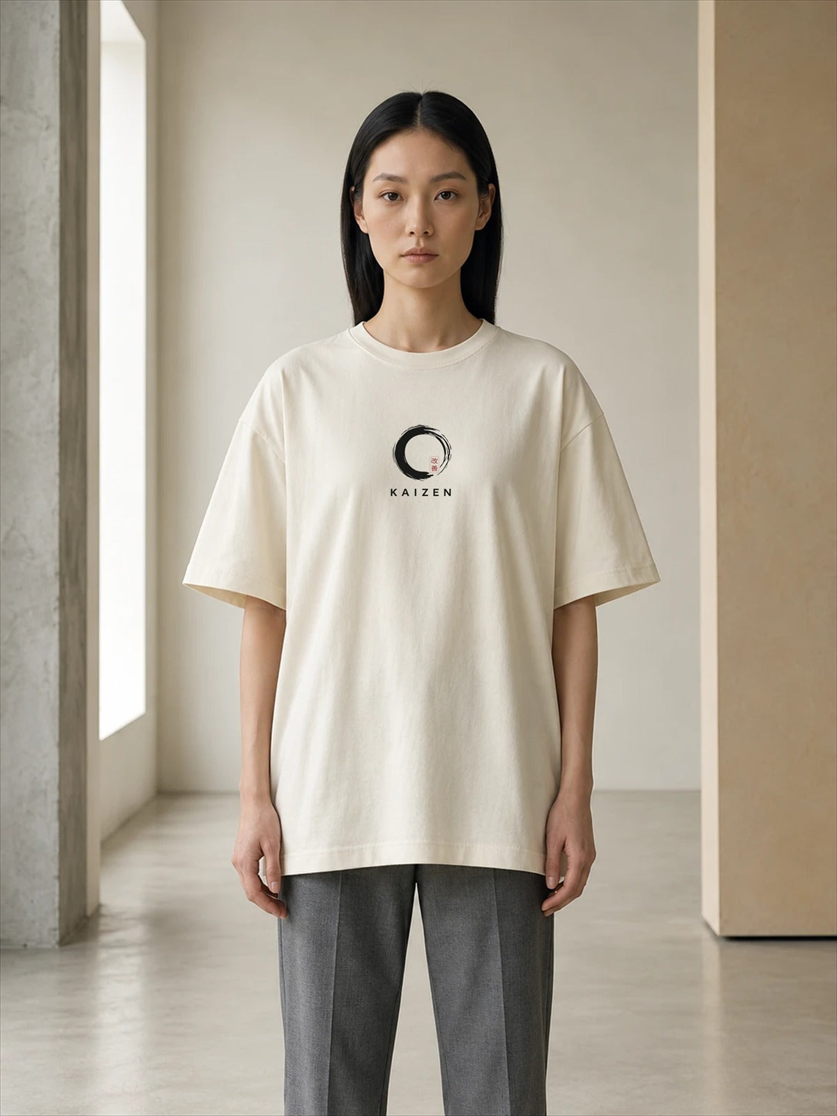 Camiseta KAIZEN, frente con logo sobre modelo mujer (imagen ilustrativa)